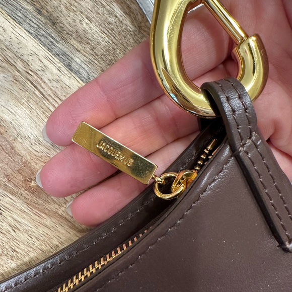 JACQUEMUS 
Le Bisou mousqueton LE RAPHIA
Carabiner strap shoulder bag. - Picture 6 of 7